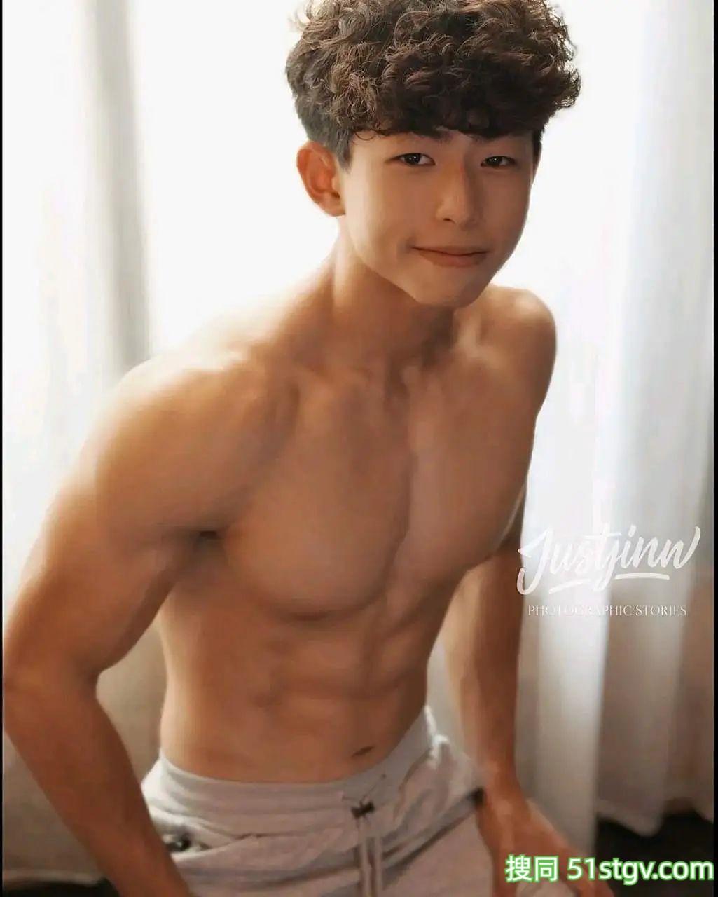 十七岁的小卷毛，黑皮体育生 - 51虹马