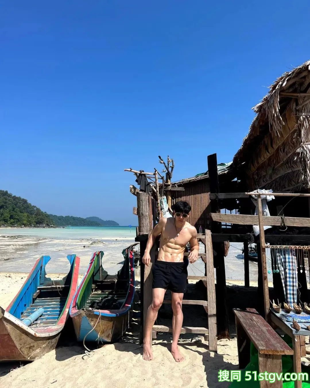 穿短裤的腹肌小哥太养眼! - 51虹马 穿短裤的腹肌小哥太养眼! - 51虹马