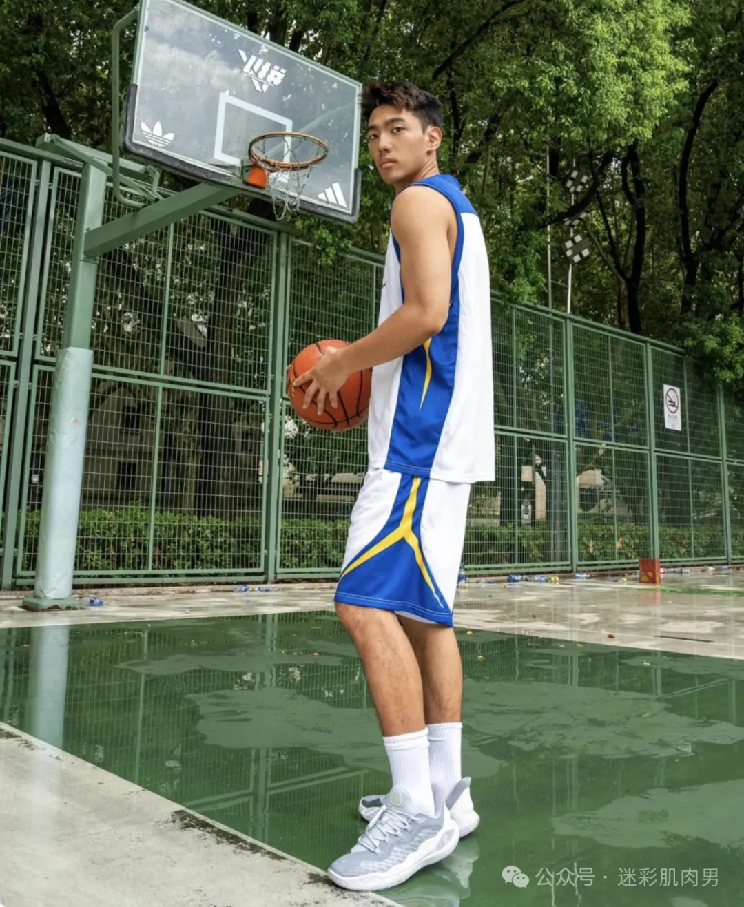 更衣室自拍的黑皮男居然是他??视频男主角你看了! - 51虹马 更衣室自拍的黑皮男居然是他??视频男主角你看了! - 51虹马