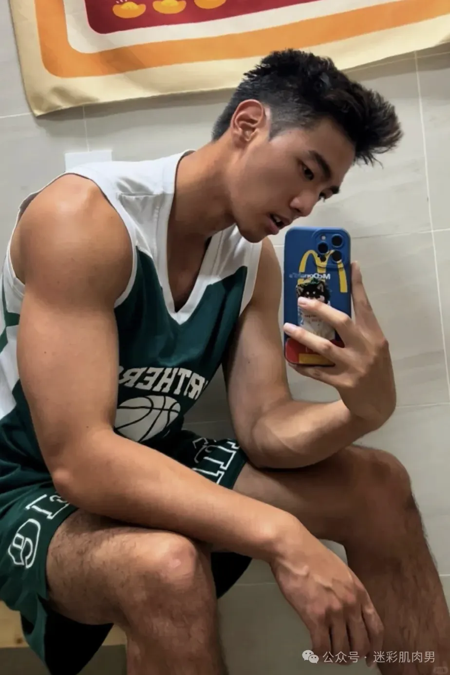 更衣室自拍的黑皮男居然是他？？视频男主角你看了！-51虹马