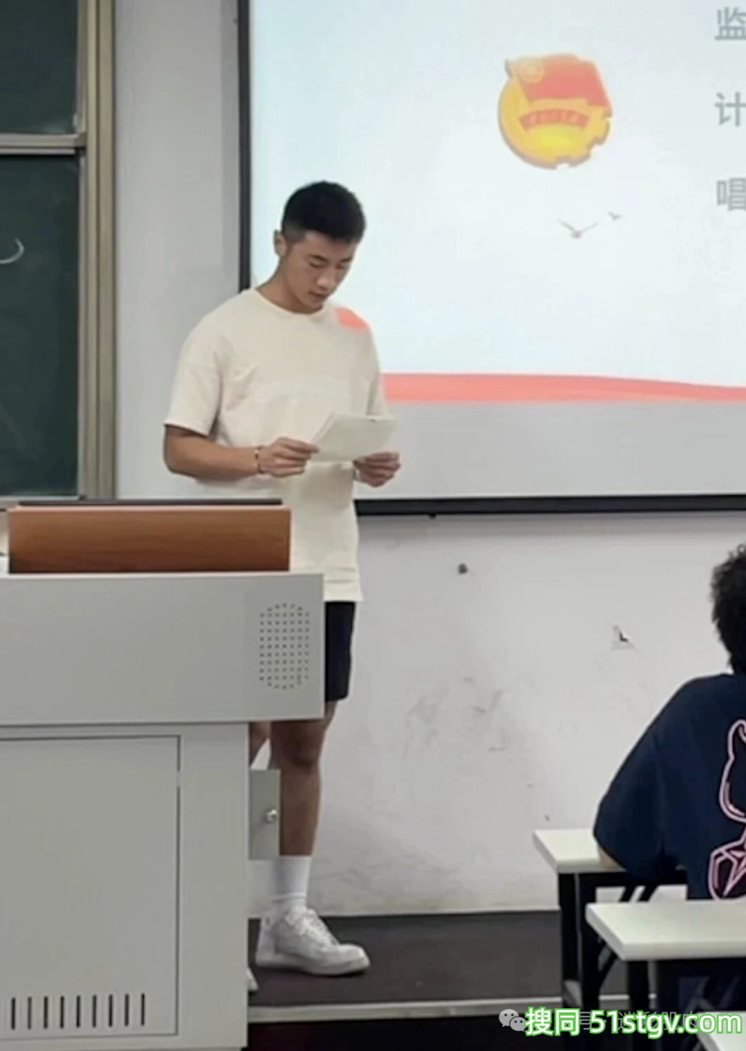 广东19岁野生男大抓拍照太显眼火了! - 51虹马 广东19岁野生男大抓拍照太显眼火了! - 51虹马