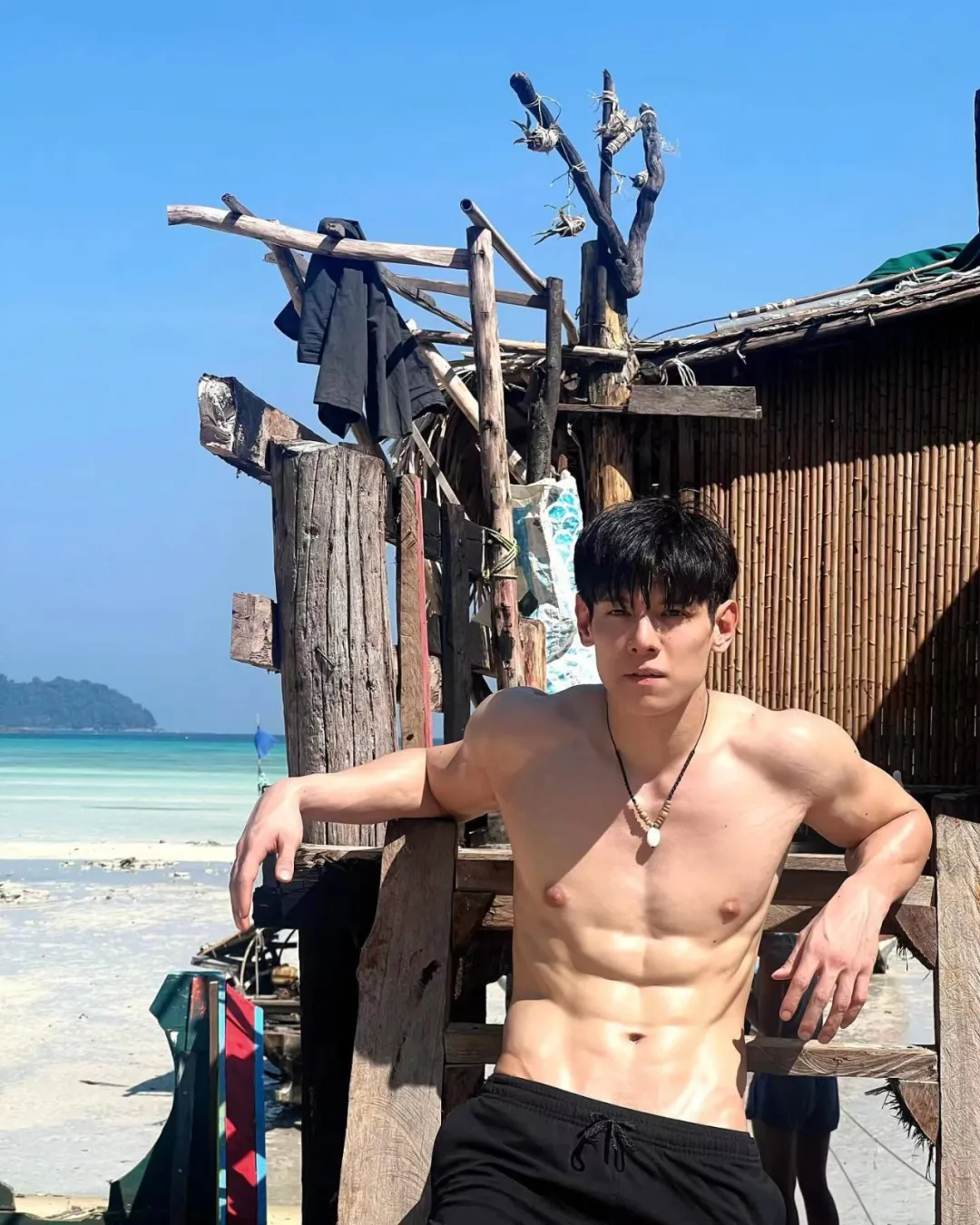 穿短裤的腹肌小哥太养眼! - 51虹马 穿短裤的腹肌小哥太养眼! - 51虹马