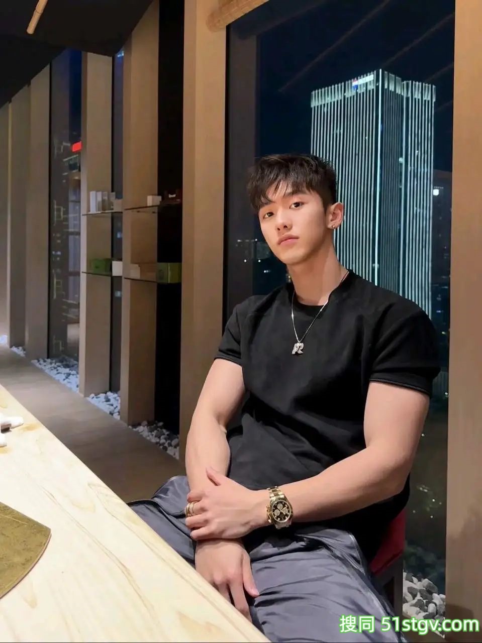 小奶狗有大肌肉 - 51虹马