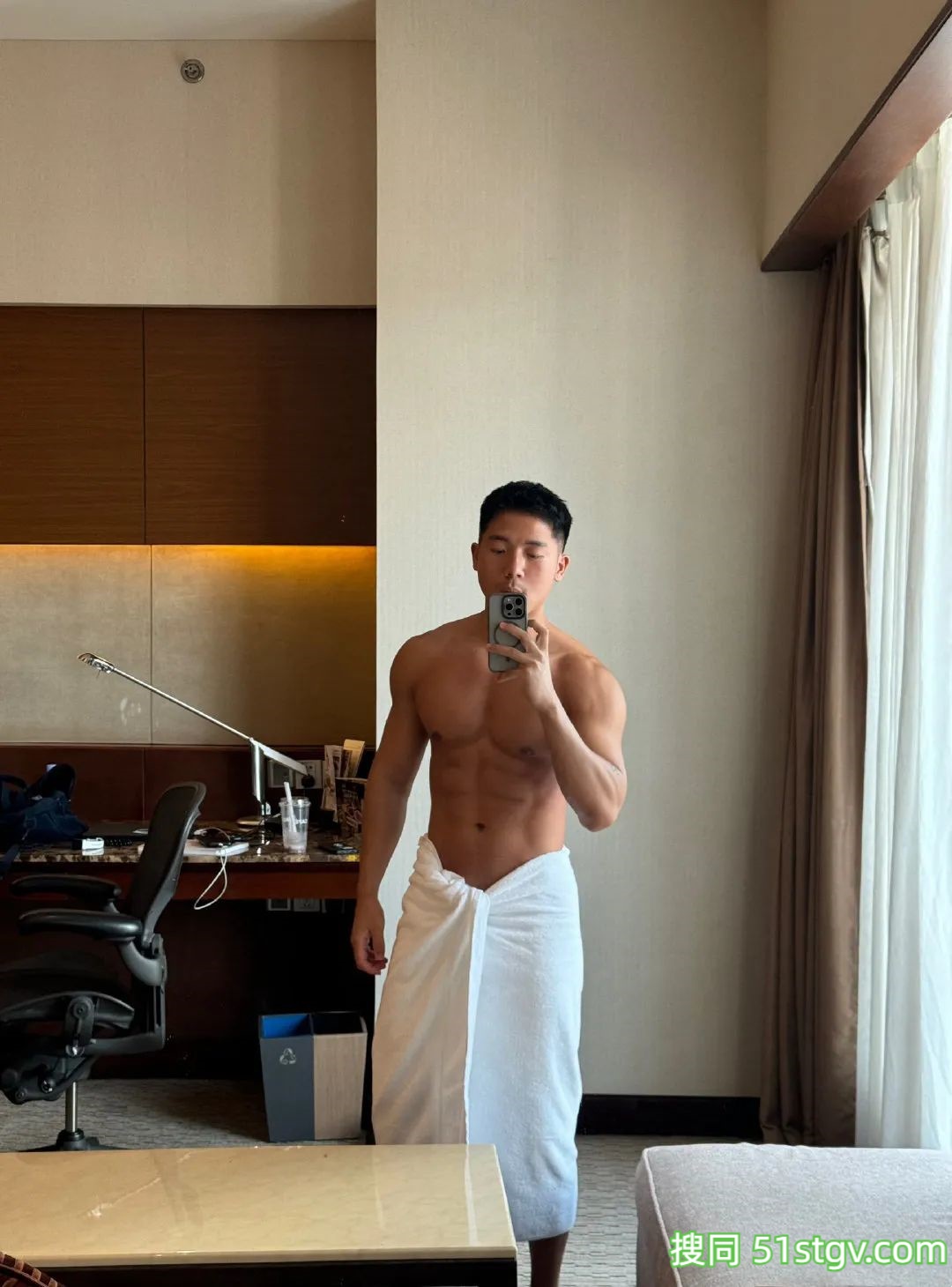 推特爆红的黑皮肌肉体育生,到底是谁在享用? - 51虹马 推特爆红的黑皮肌肉体育生,到底是谁在享用? - 51虹马