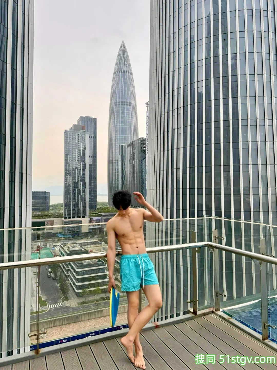 薄肌小帅哥的泳池照 - 51虹马