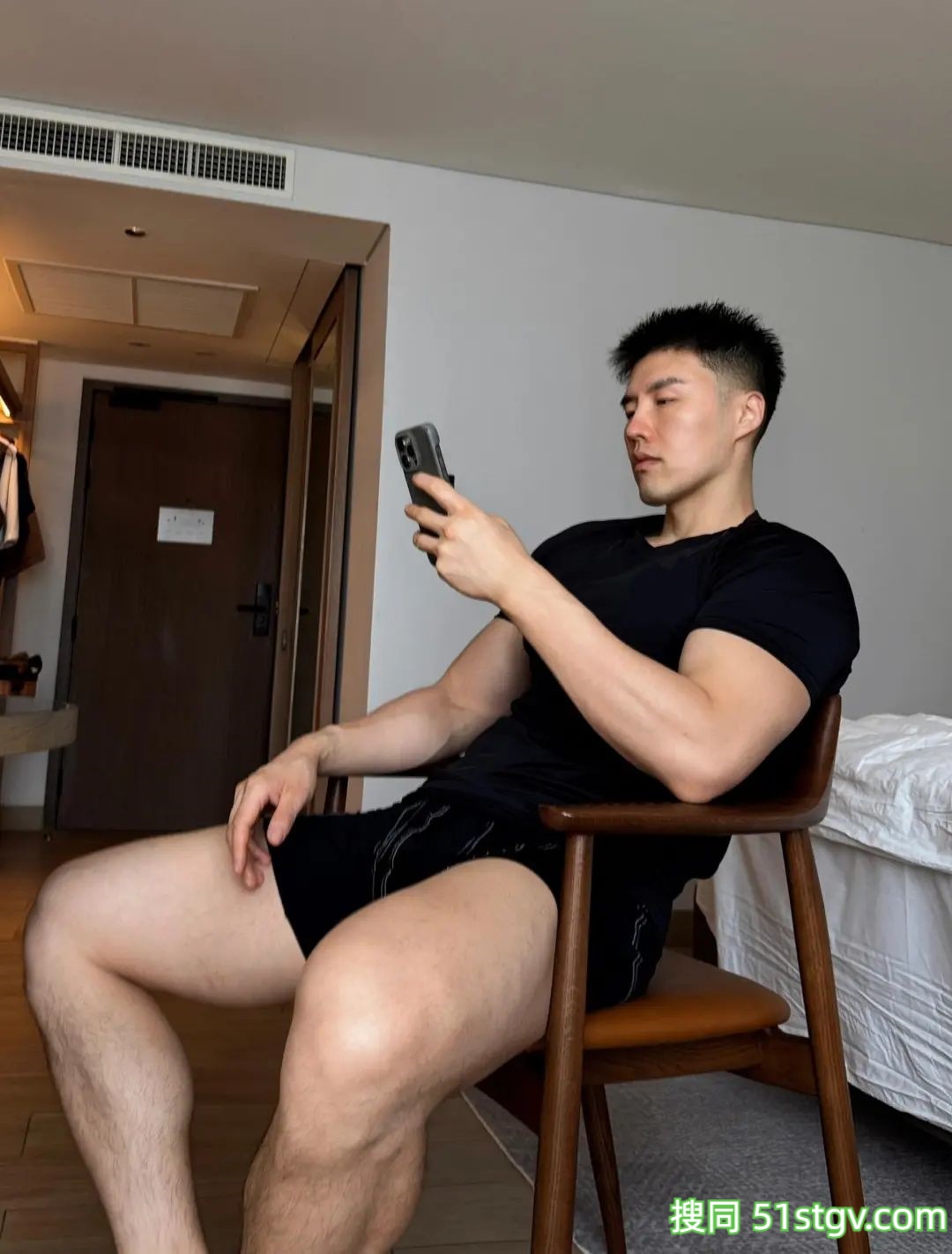 好粗壮的男人，感觉像奶白皮 - 51虹马