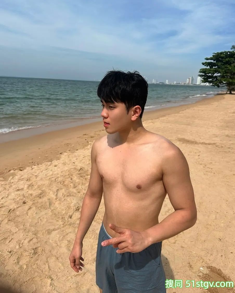 薄肌男，又有点肉肉的感觉 - 51虹马