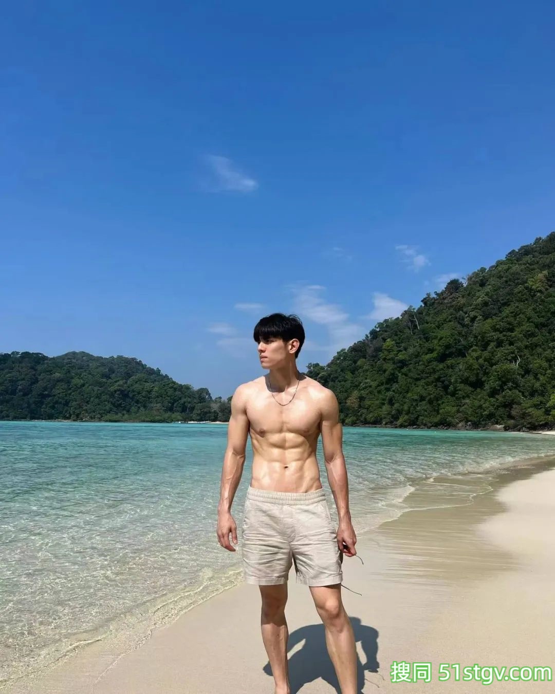 穿短裤的腹肌小哥太养眼! - 51虹马 穿短裤的腹肌小哥太养眼! - 51虹马
