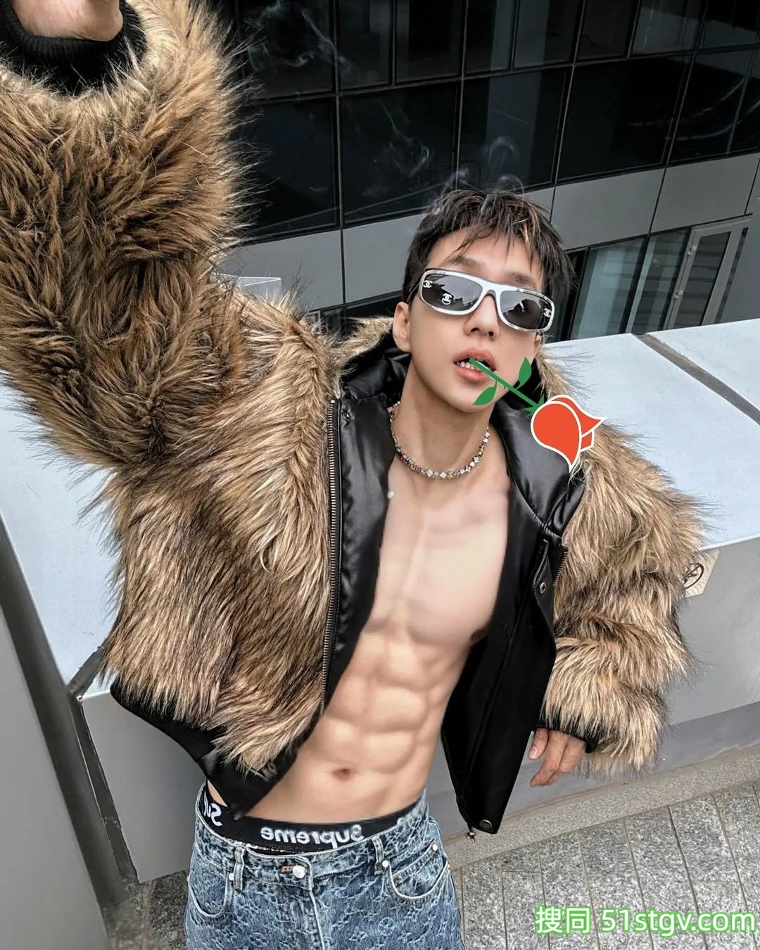 倒三角帅哥，肩宽细腰潮男 - 51虹马