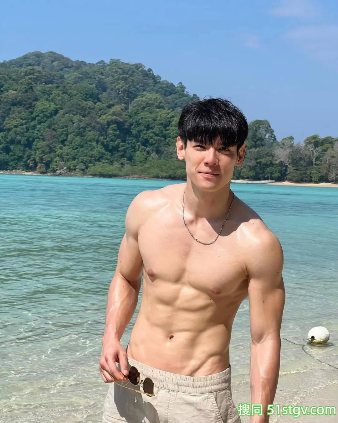 穿短裤的腹肌小哥太养眼! - 51虹马 穿短裤的腹肌小哥太养眼! - 51虹马