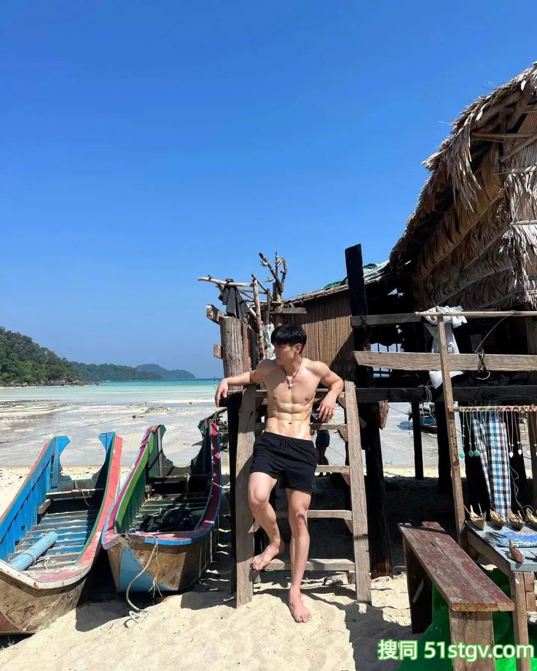 穿短裤的腹肌小哥太养眼! - 51虹马 穿短裤的腹肌小哥太养眼! - 51虹马