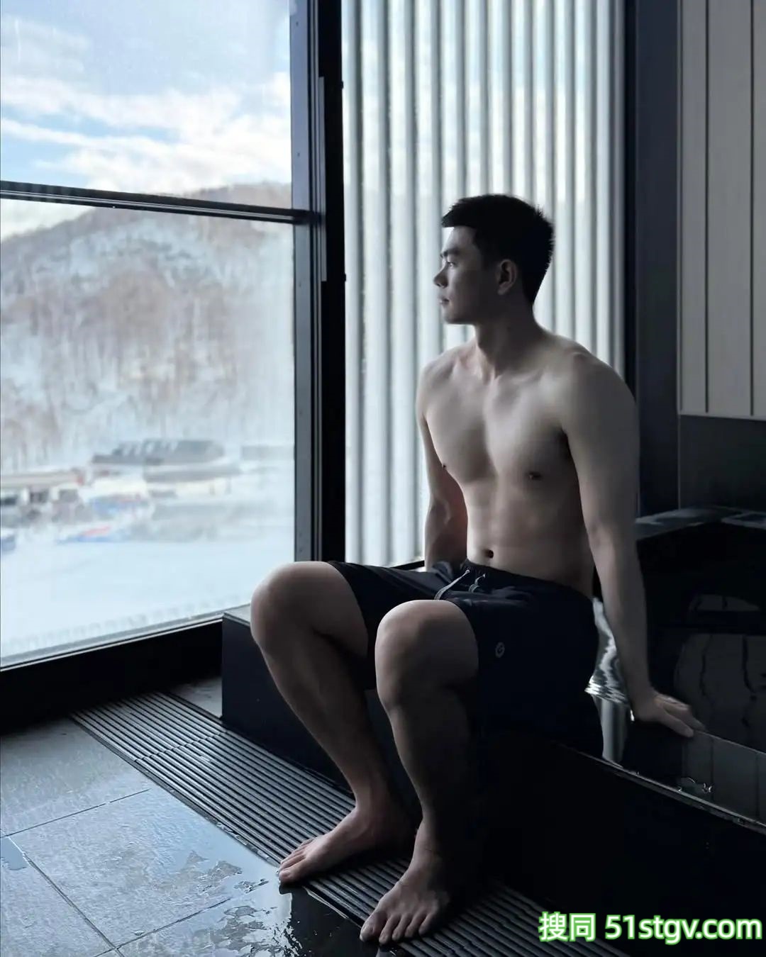 脂包肌帅哥哥的度假日常 - 51虹马