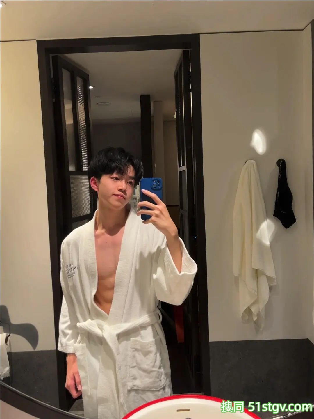 薄肌男友的泳池私照 - 51虹马