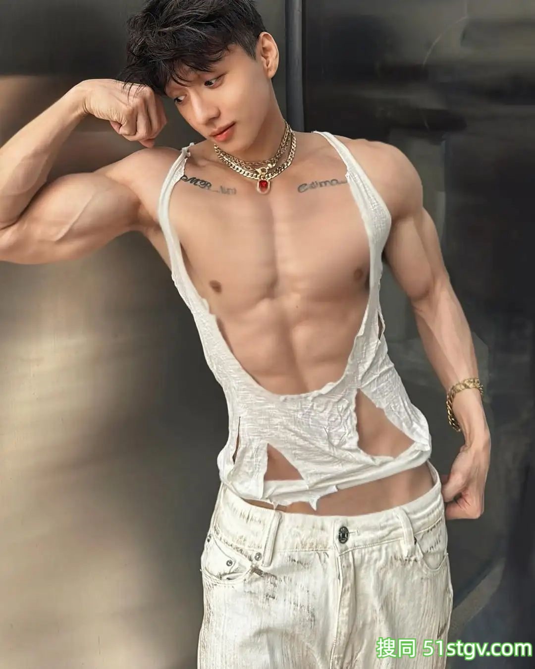 倒三角帅哥，肩宽细腰潮男 - 51虹马