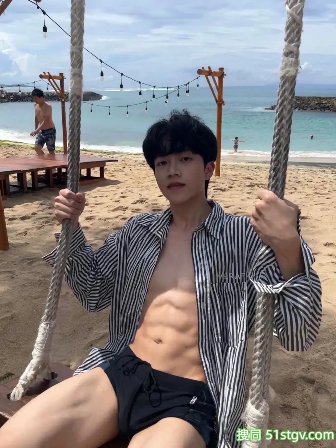 薄肌男友的泳池私照 - 51虹马