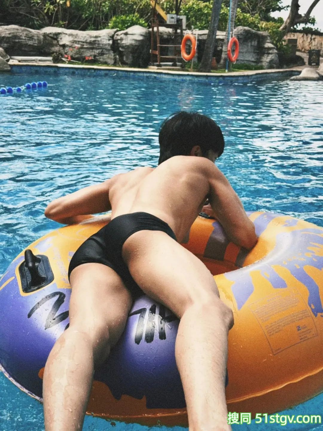 薄肌男友的泳池私照 - 51虹马