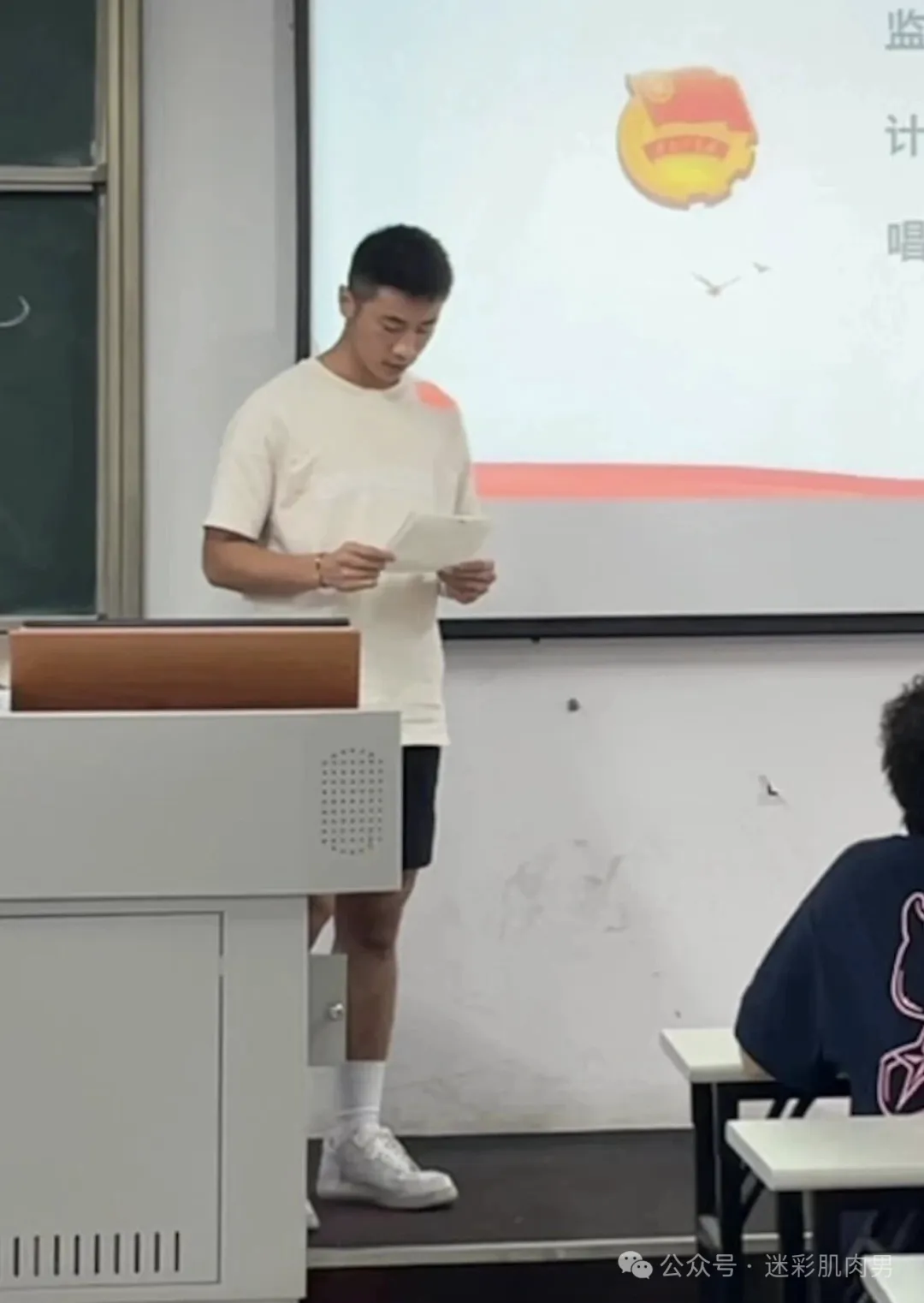 广东19岁野生男大抓拍照太显眼火了! - 51虹马 广东19岁野生男大抓拍照太显眼火了! - 51虹马