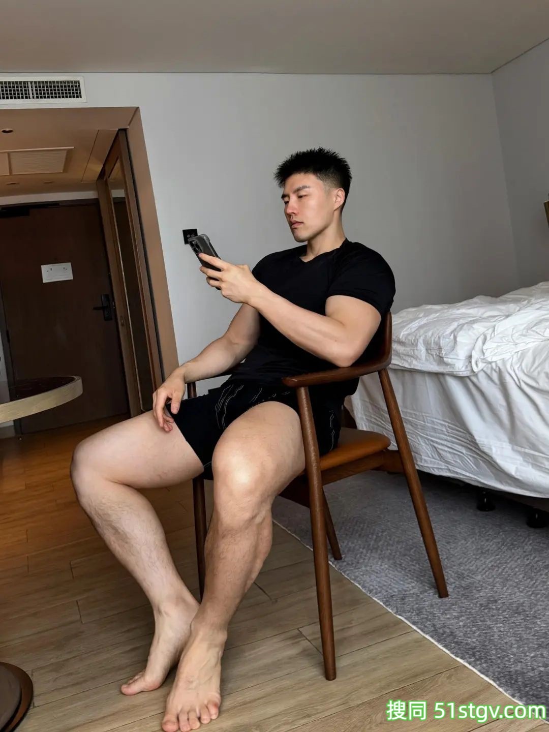 好粗壮的男人，感觉像奶白皮 - 51虹马