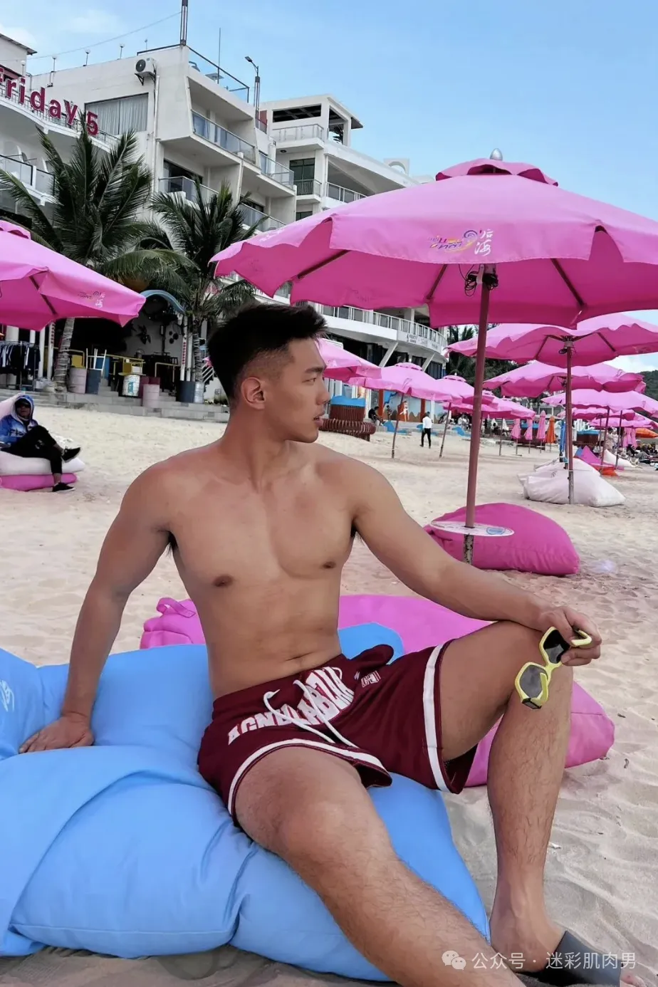 更衣室自拍的黑皮男居然是他??视频男主角你看了! - 51虹马 更衣室自拍的黑皮男居然是他??视频男主角你看了! - 51虹马