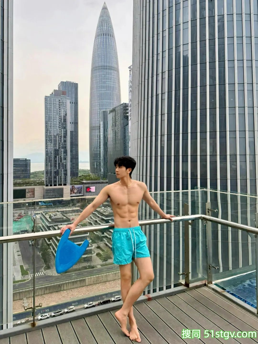 薄肌小帅哥的泳池照-51虹马