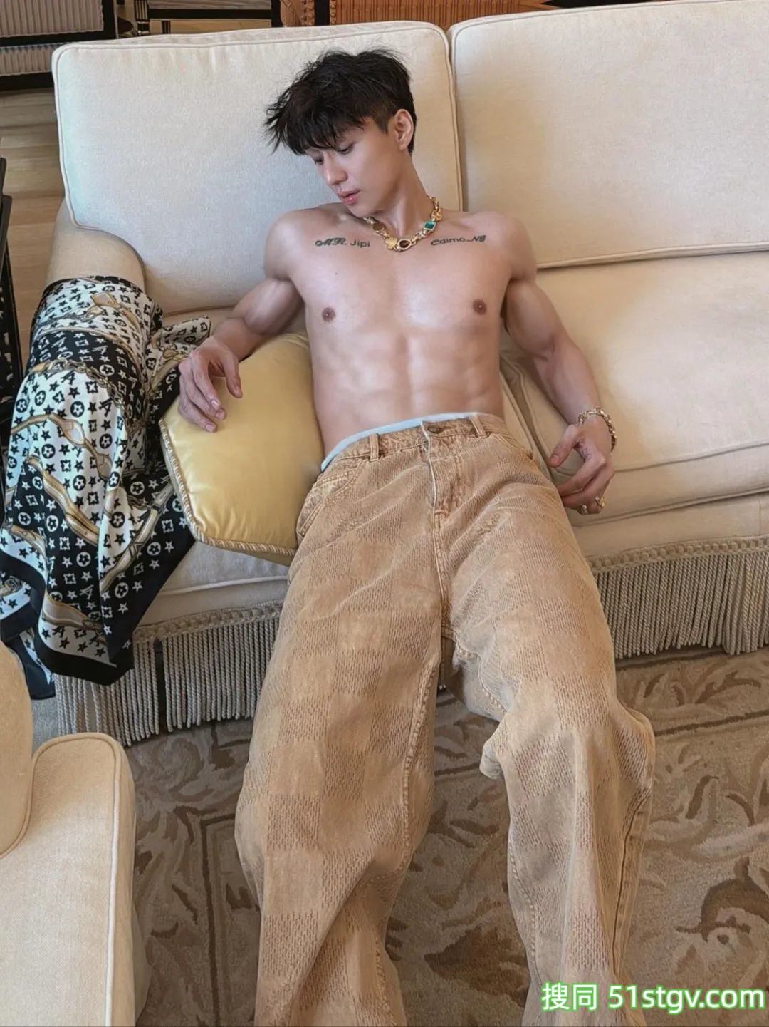 倒三角帅哥，肩宽细腰潮男 - 51虹马