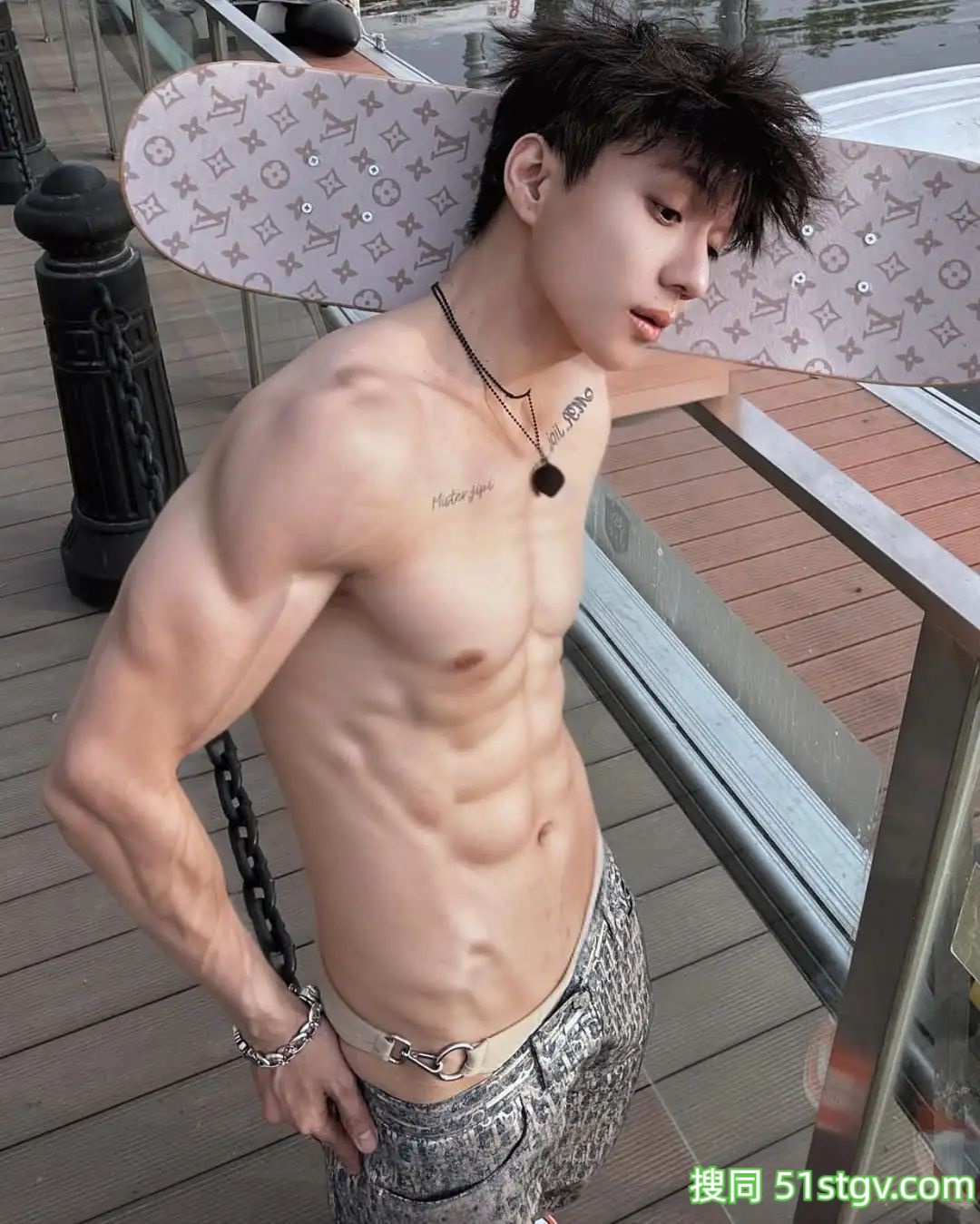 倒三角帅哥，肩宽细腰潮男 - 51虹马