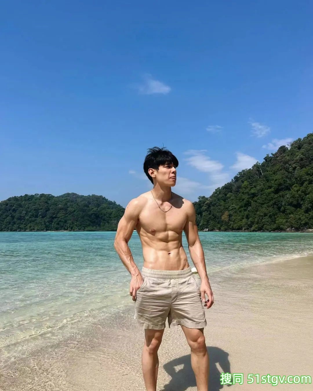 穿短裤的腹肌小哥太养眼! - 51虹马 穿短裤的腹肌小哥太养眼! - 51虹马