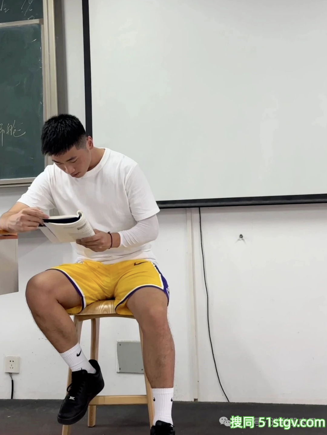 广东19岁野生男大抓拍照太显眼火了!-51虹马