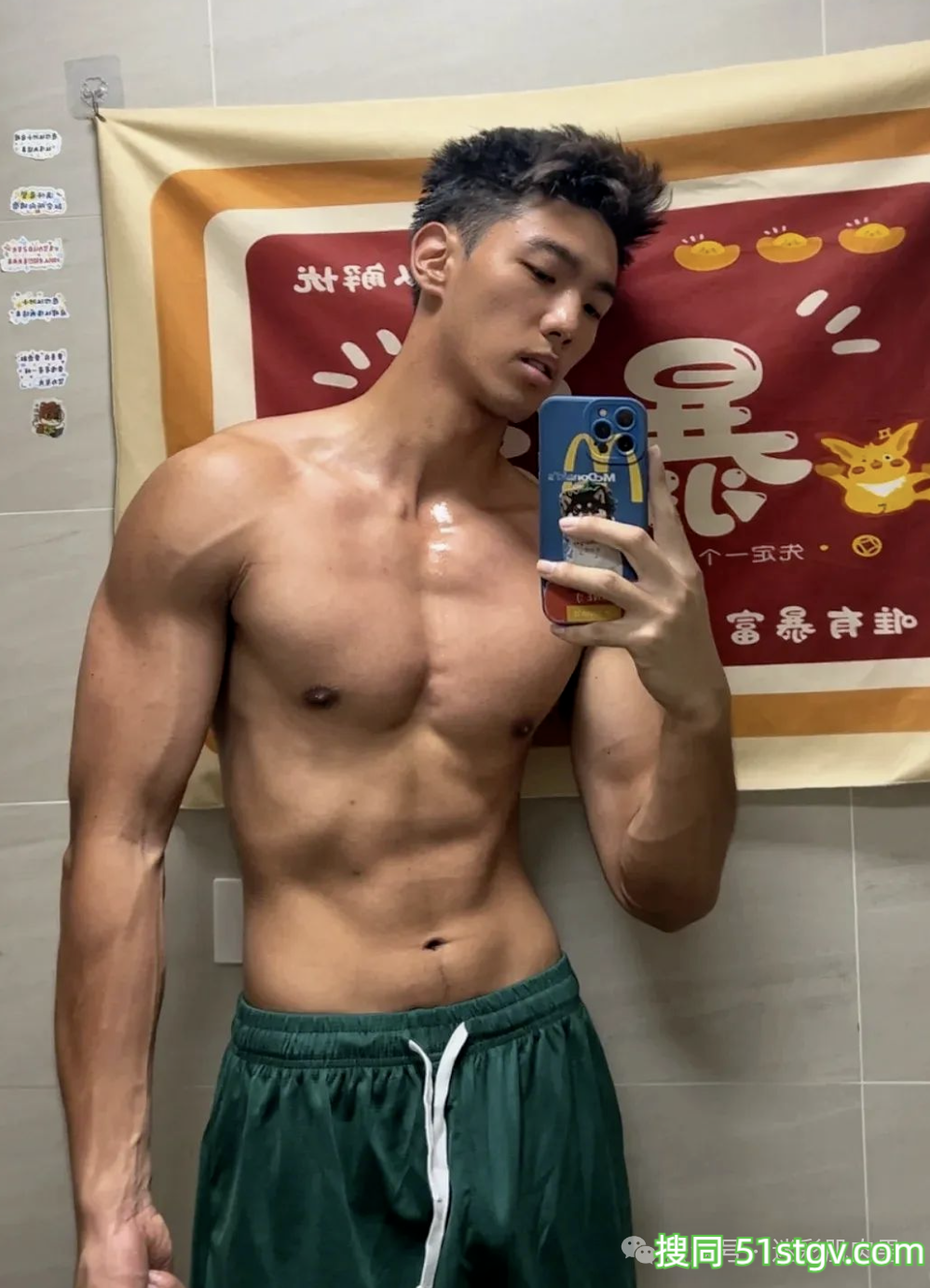 更衣室自拍的黑皮男居然是他??视频男主角你看了! - 51虹马 更衣室自拍的黑皮男居然是他??视频男主角你看了! - 51虹马