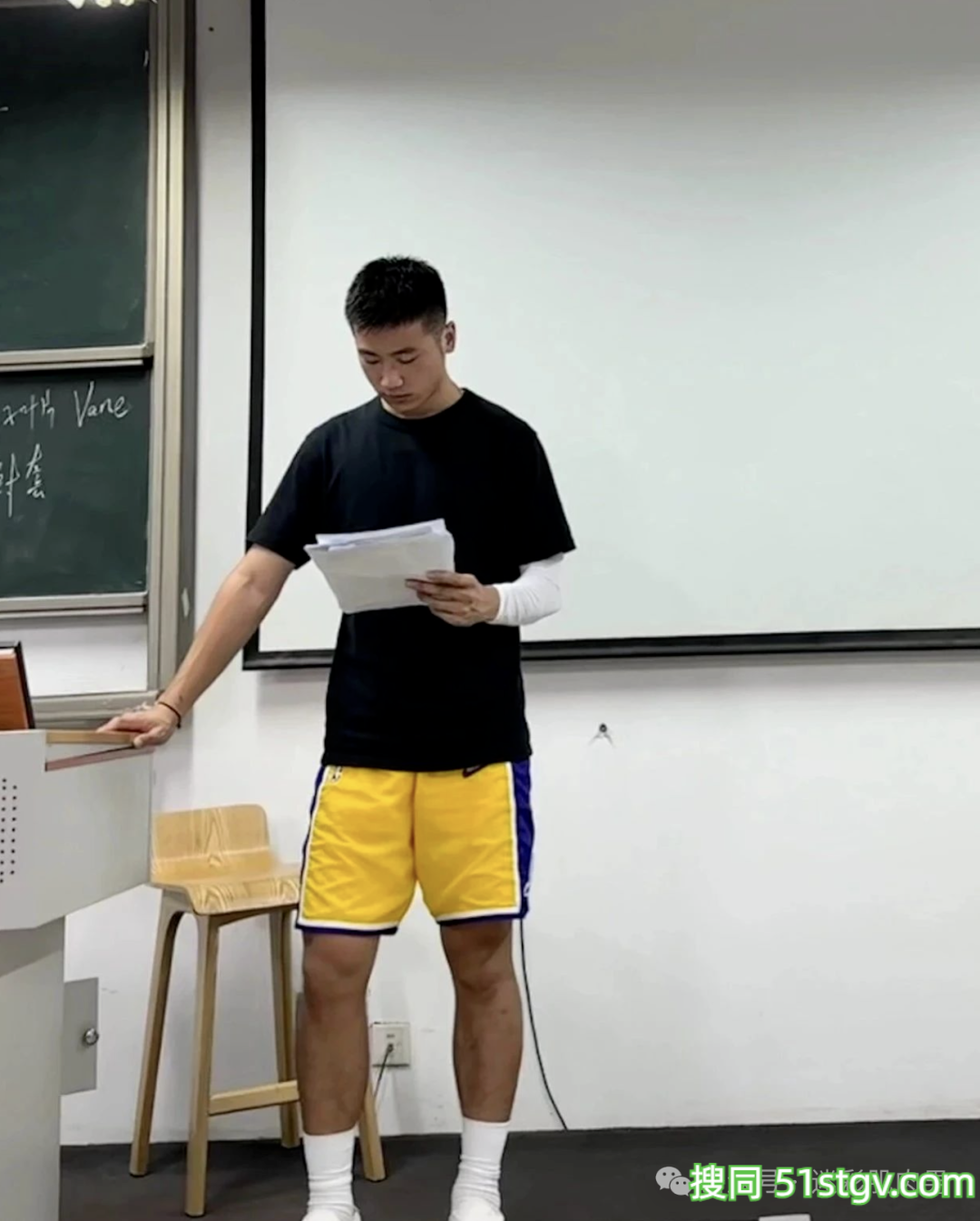 广东19岁野生男大抓拍照太显眼火了! - 51虹马 广东19岁野生男大抓拍照太显眼火了! - 51虹马