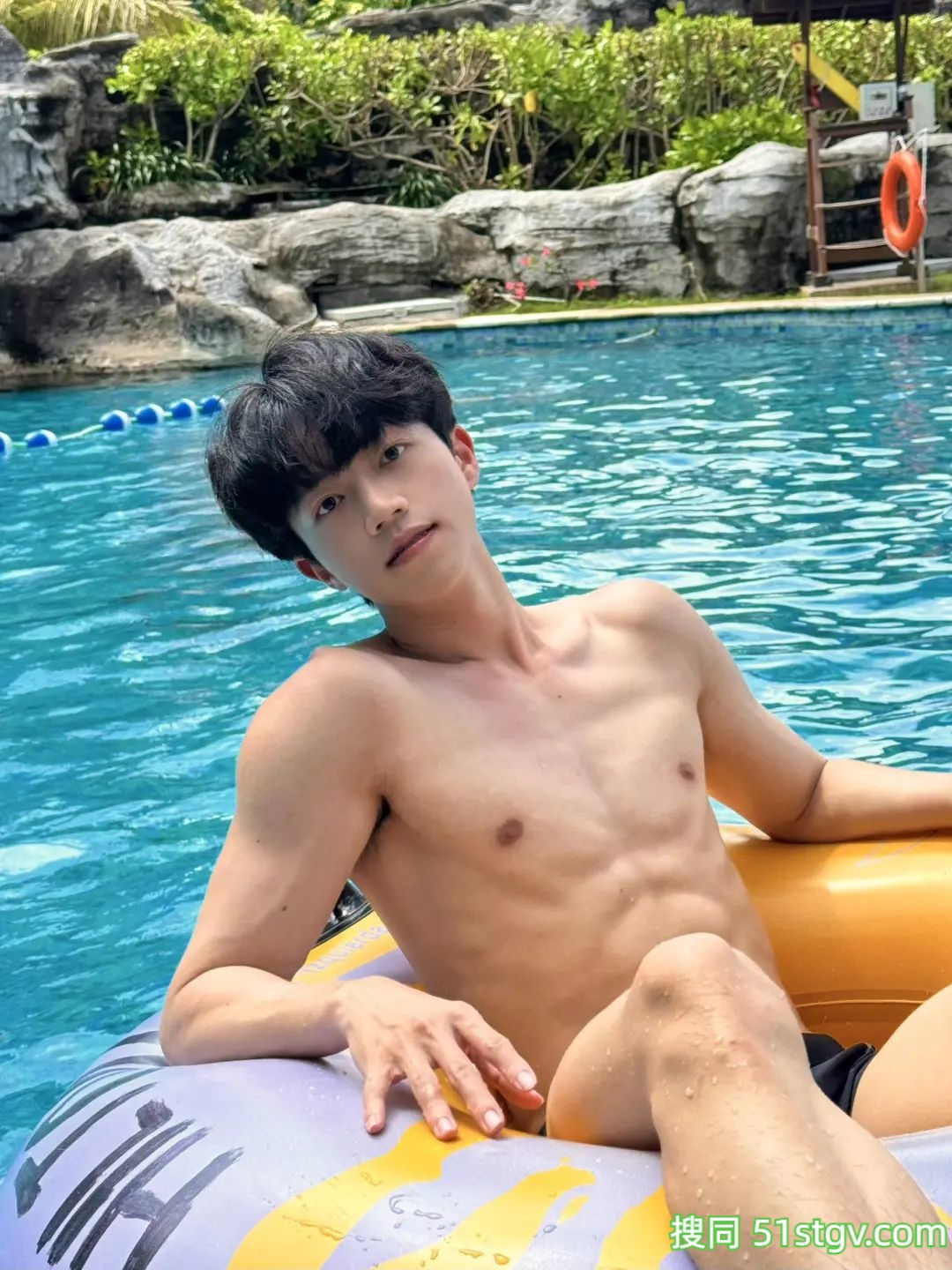 薄肌男友的泳池私照-51虹马