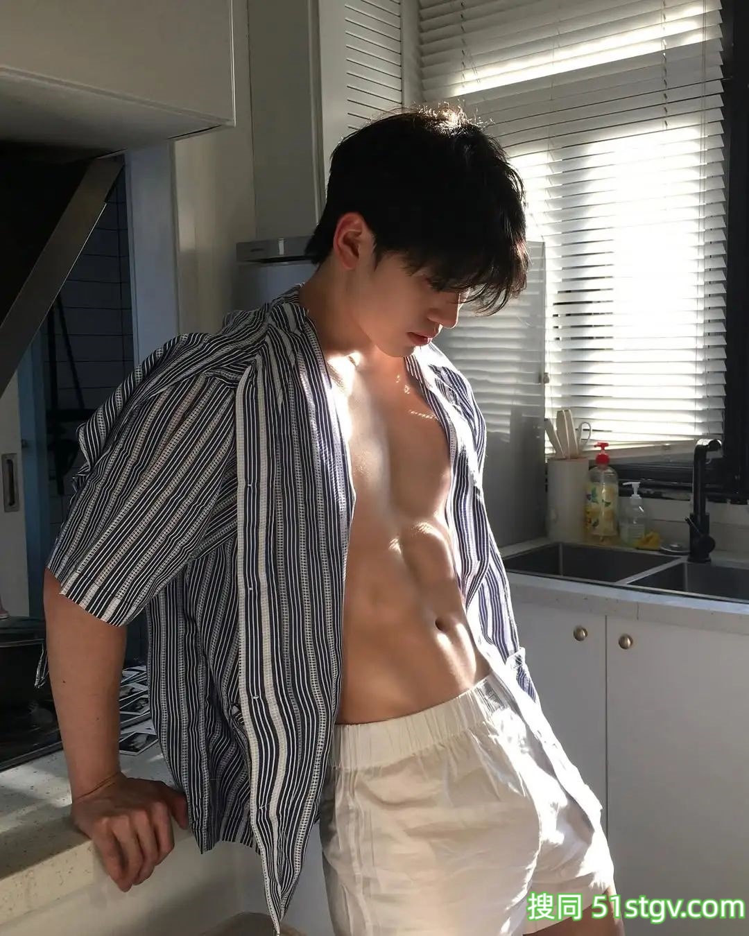 粉粉嫩嫩的，白皙帅哥 - 51虹马