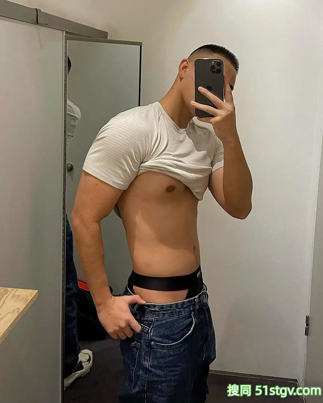 小哥哥的对镜自拍 - 51虹马