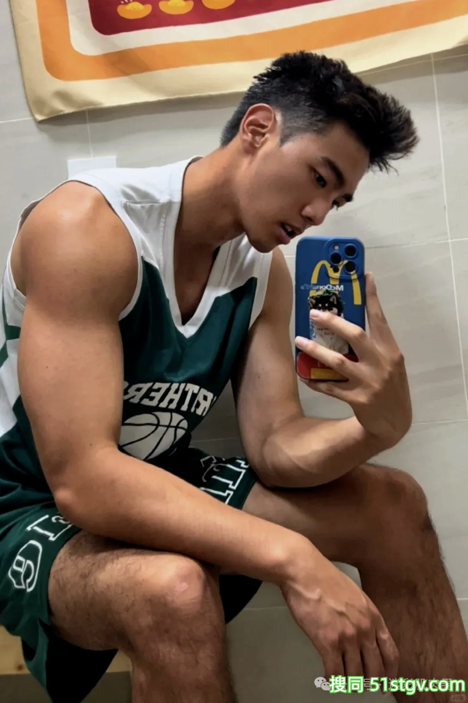 更衣室自拍的黑皮男居然是他??视频男主角你看了! - 51虹马 更衣室自拍的黑皮男居然是他??视频男主角你看了! - 51虹马