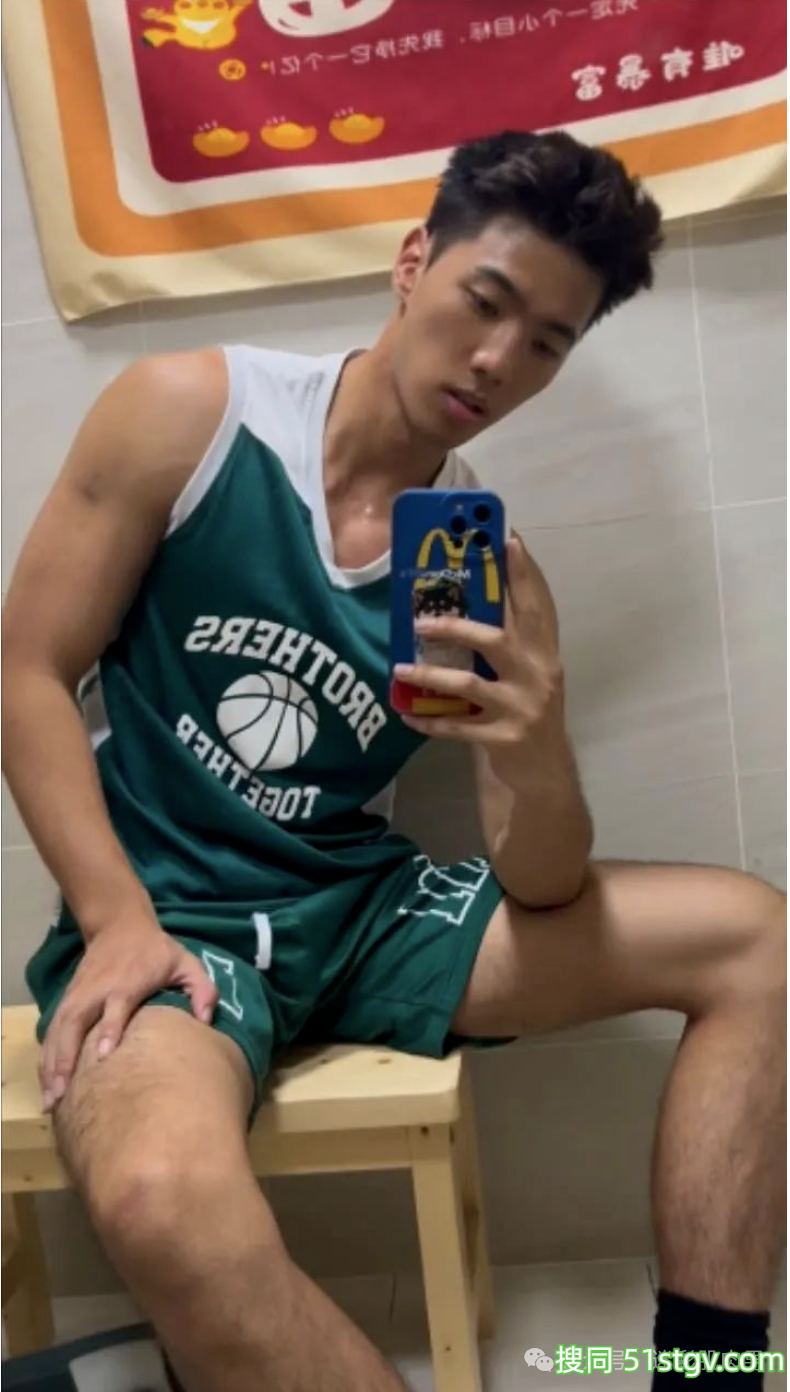 更衣室自拍的黑皮男居然是他??视频男主角你看了! - 51虹马 更衣室自拍的黑皮男居然是他??视频男主角你看了! - 51虹马