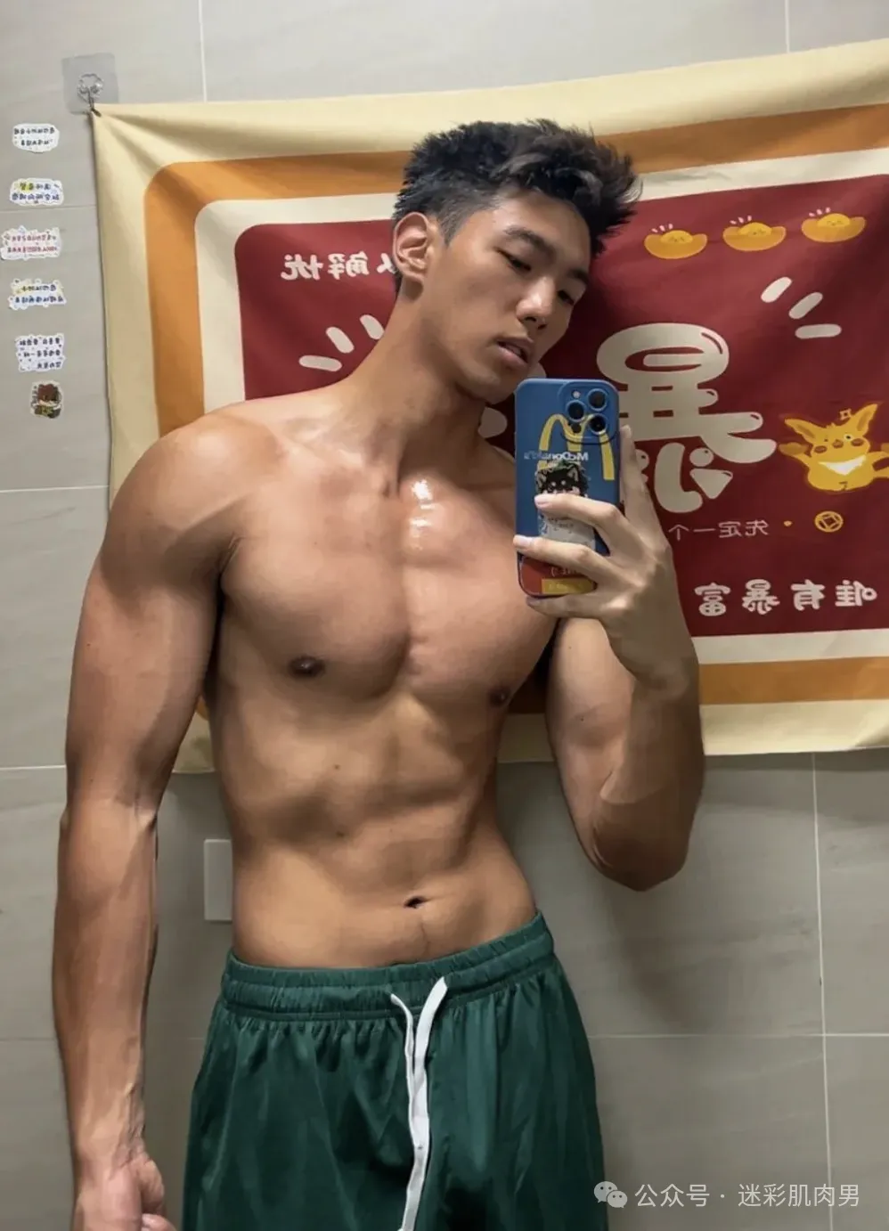 更衣室自拍的黑皮男居然是他??视频男主角你看了! - 51虹马 更衣室自拍的黑皮男居然是他??视频男主角你看了! - 51虹马