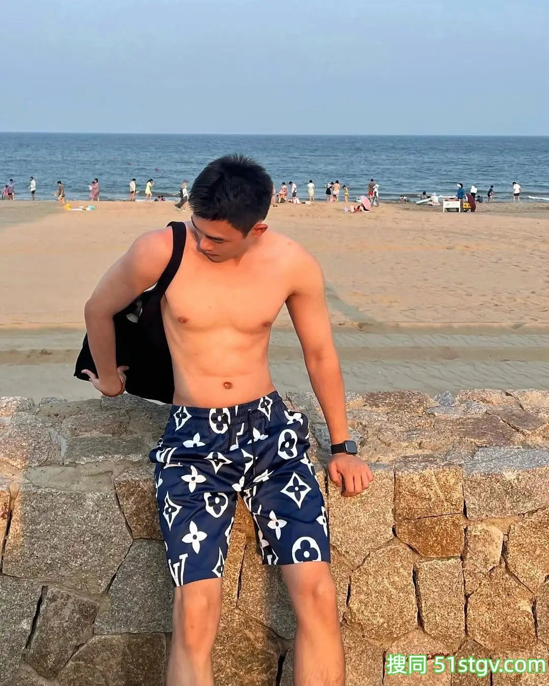 脂包肌帅哥哥的度假日常 - 51虹马