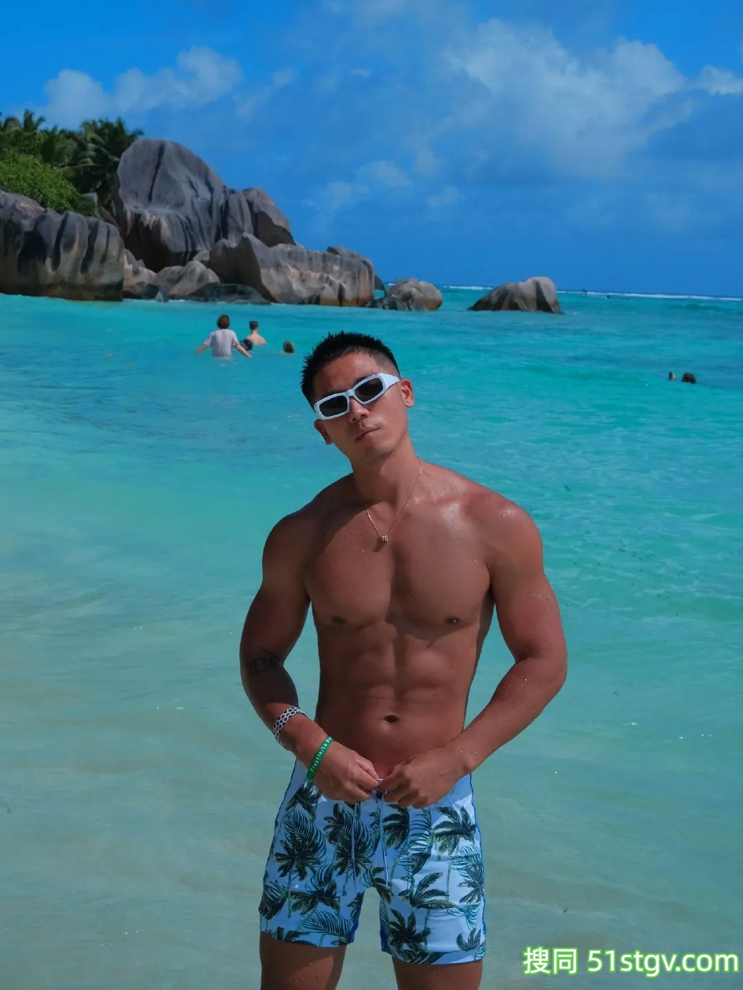 推特爆红的黑皮肌肉体育生,到底是谁在享用?-51虹马