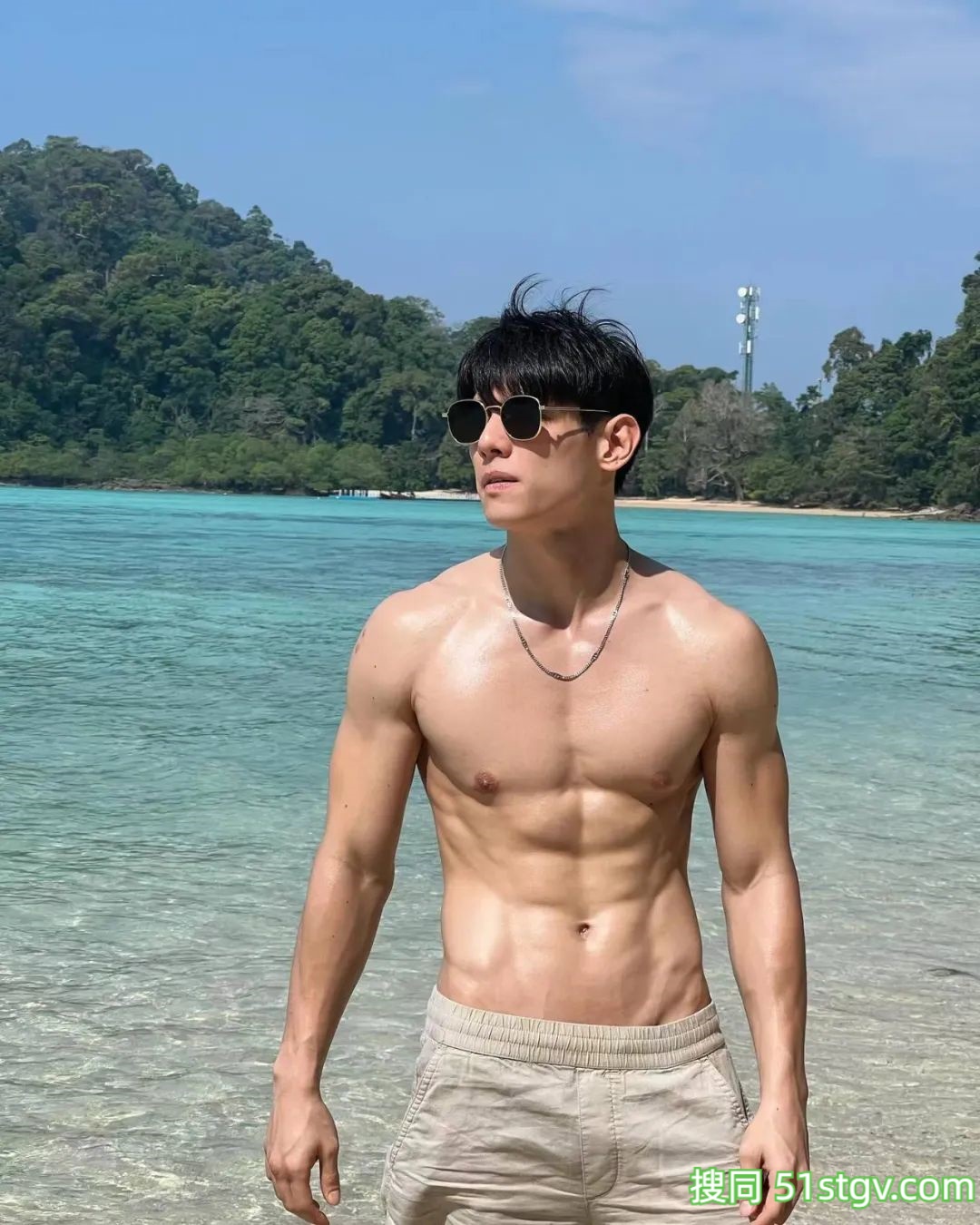 穿短裤的腹肌小哥太养眼！-51虹马