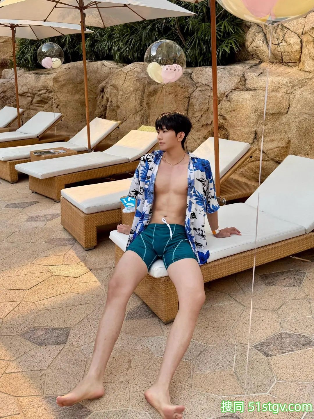 薄肌小帅哥的泳池照 - 51虹马