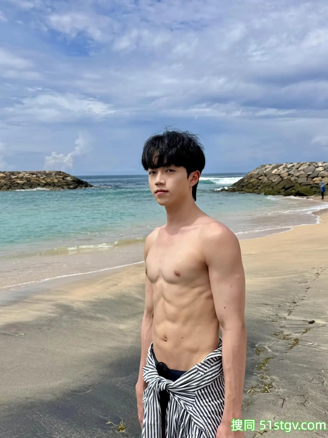 薄肌男友的泳池私照 - 51虹马