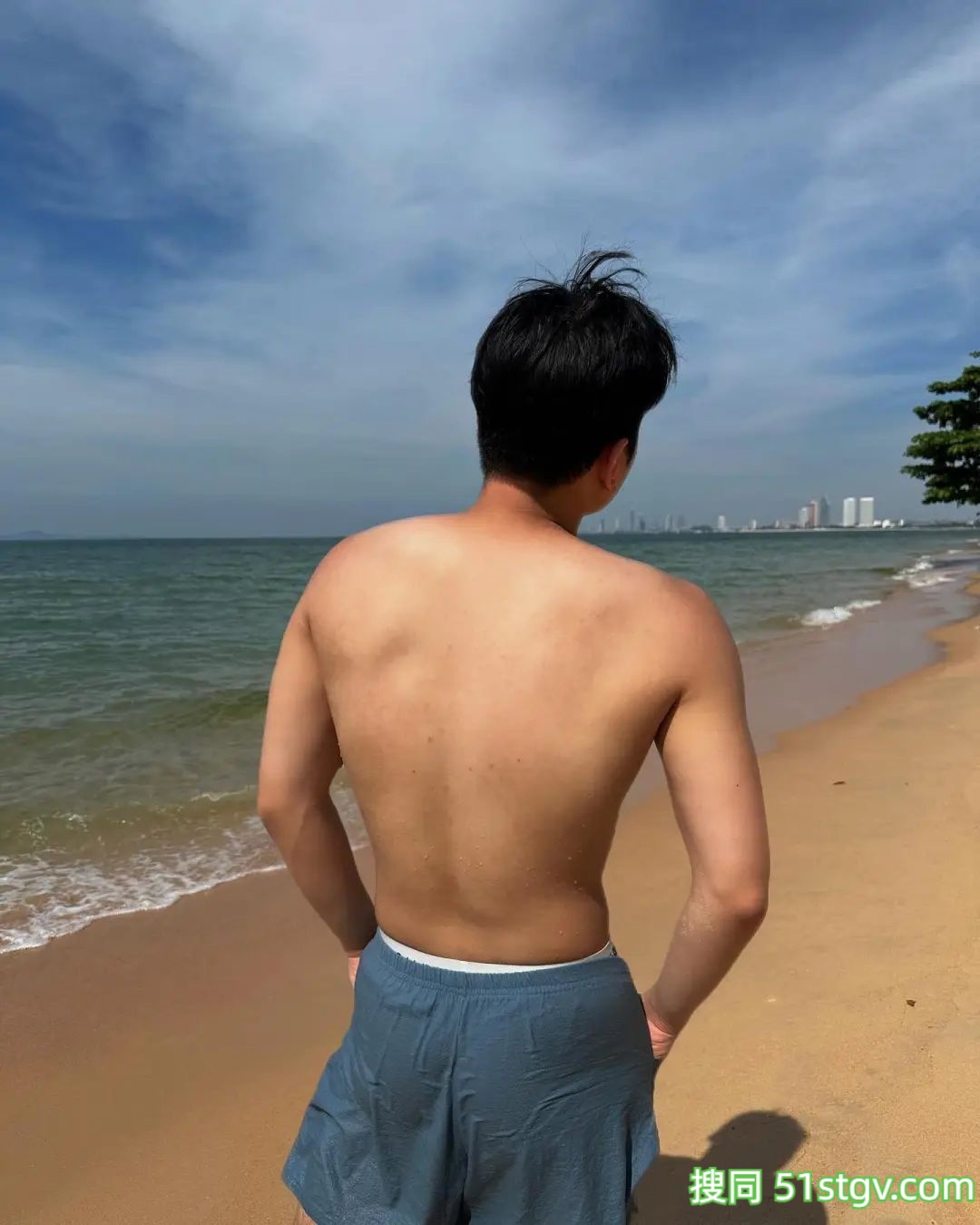 薄肌男，又有点肉肉的感觉 - 51虹马