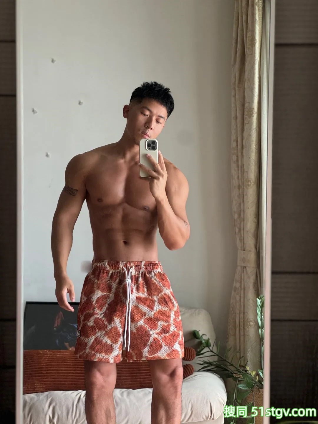 推特爆红的黑皮肌肉体育生,到底是谁在享用? - 51虹马 推特爆红的黑皮肌肉体育生,到底是谁在享用? - 51虹马