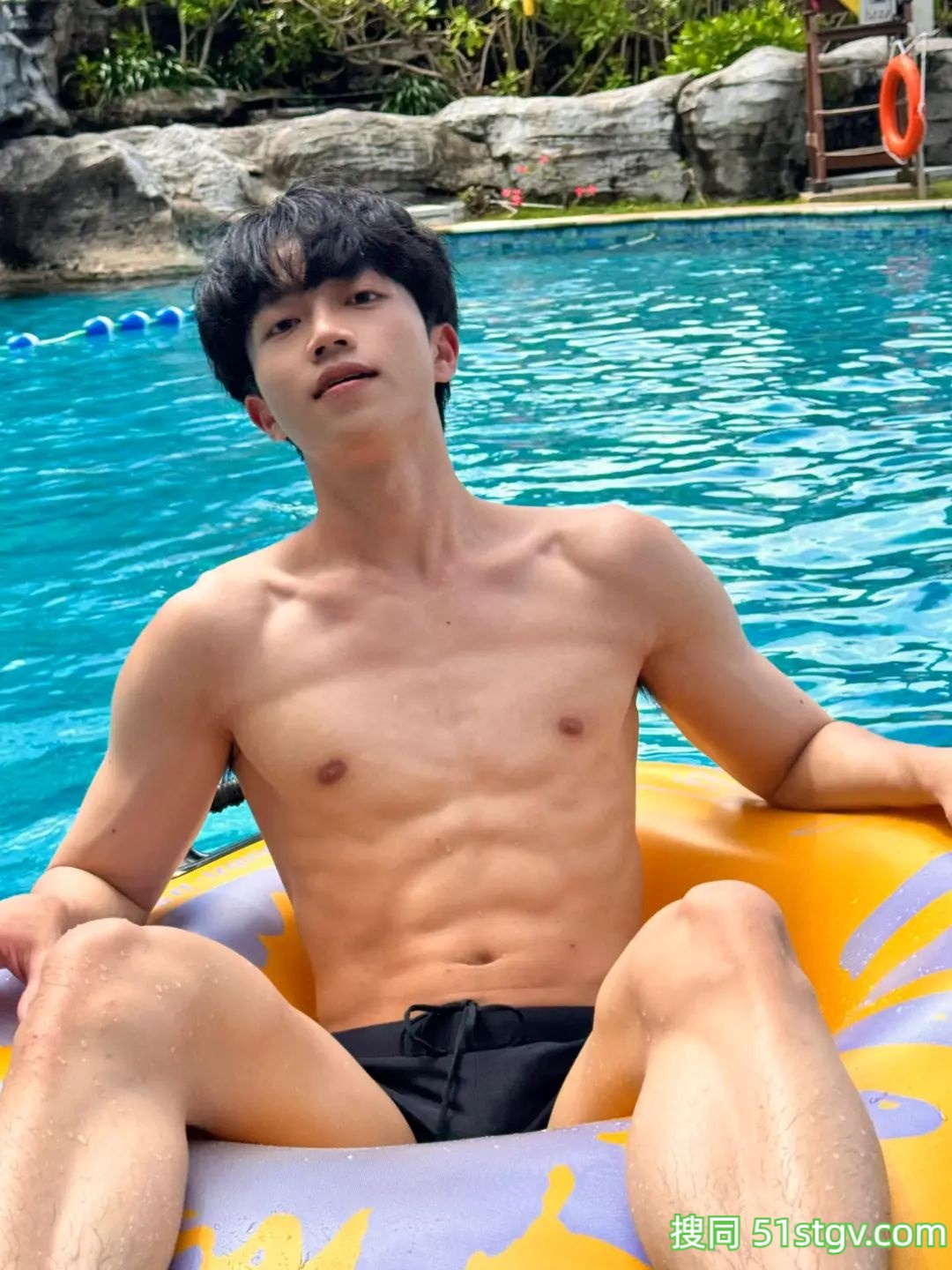 薄肌男友的泳池私照 - 51虹马
