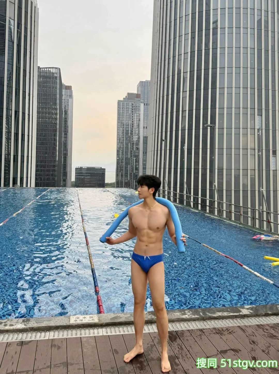 薄肌小帅哥的泳池照 - 51虹马