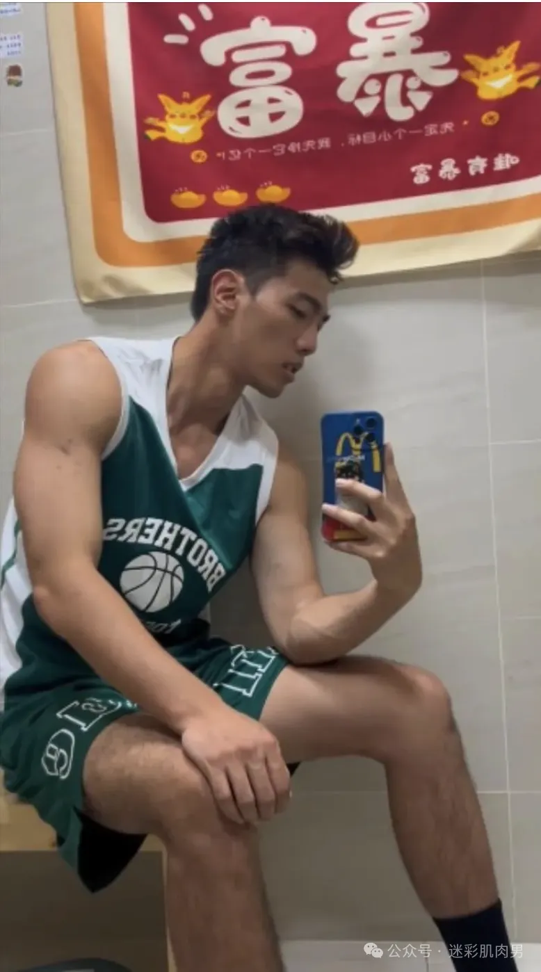 更衣室自拍的黑皮男居然是他??视频男主角你看了! - 51虹马 更衣室自拍的黑皮男居然是他??视频男主角你看了! - 51虹马