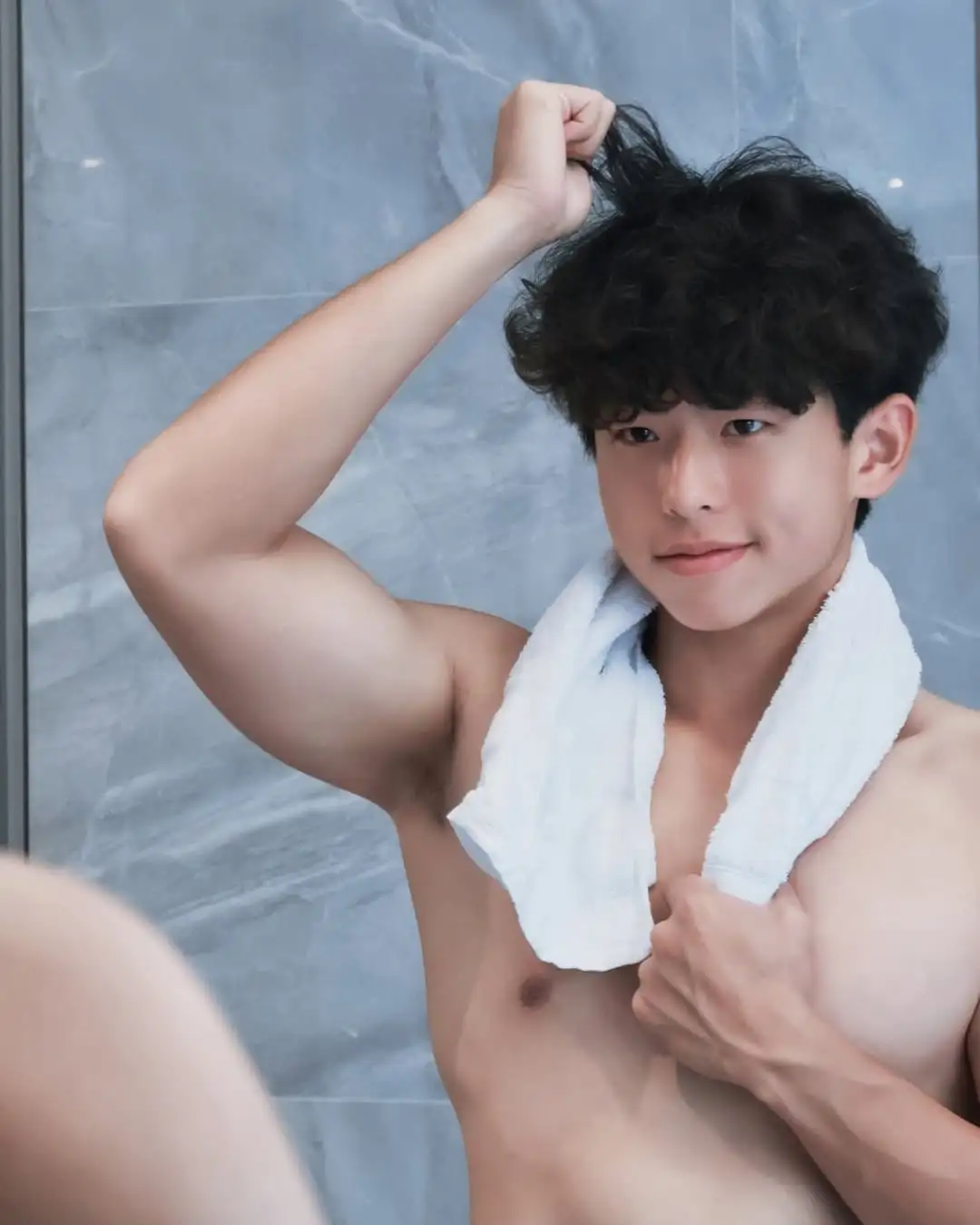 十七岁的小卷毛，黑皮体育生 - 51虹马