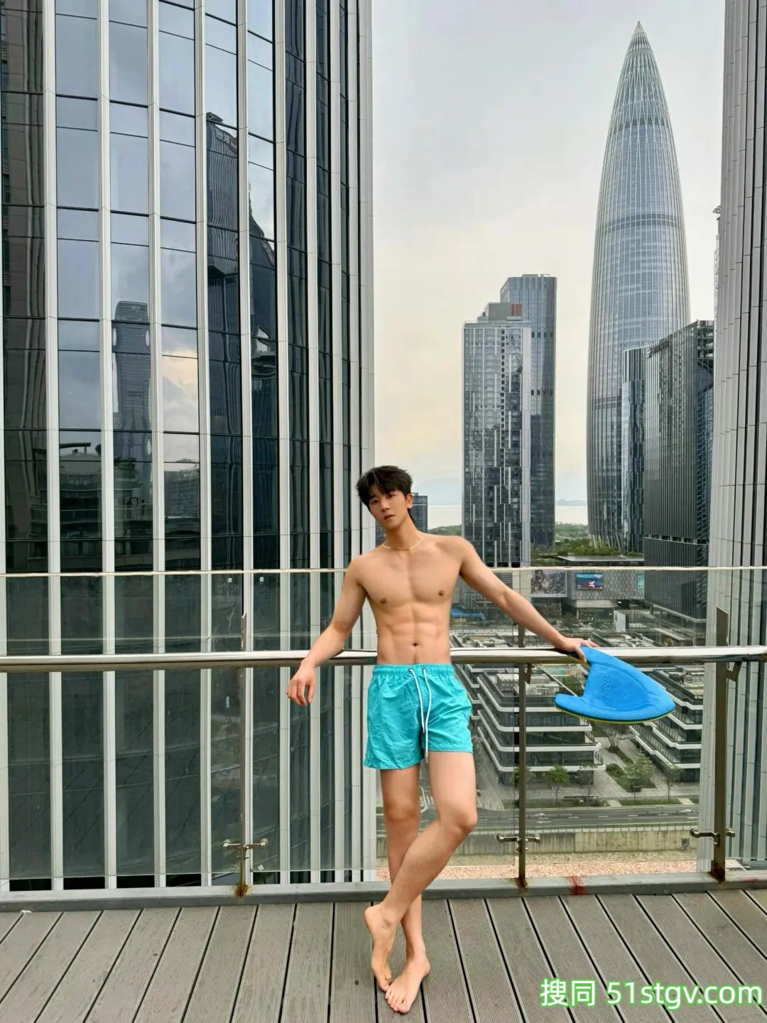 薄肌小帅哥的泳池照 - 51虹马