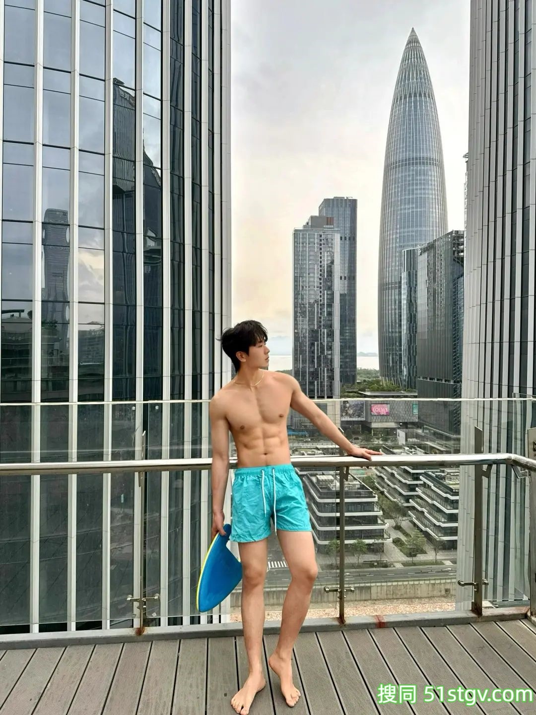 薄肌小帅哥的泳池照 - 51虹马