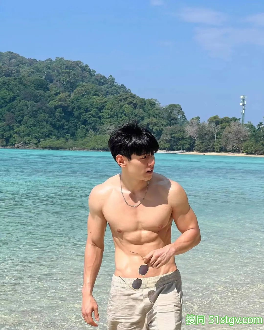 穿短裤的腹肌小哥太养眼! - 51虹马 穿短裤的腹肌小哥太养眼! - 51虹马